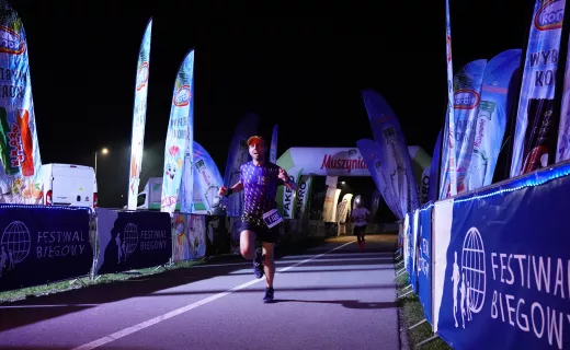 Ostatnie piątkowe zmagania na Festiwalu Biegowym. Ruszył Bieg Nocny na 7 km - 60